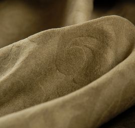 Efektní žakárová tkanina s květinovým vzorem 