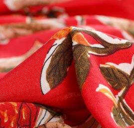 Viskozová šatová látka hnědé květy v malinově červeném