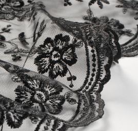 Krajka výšivka na tylu jemný romantický vzor černá