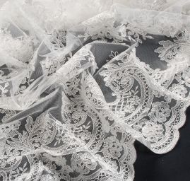 Krajka romantická výšivka na tylu ecru