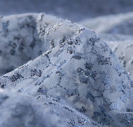 Efektní krajka šedostříbrná drobný květinový motiv