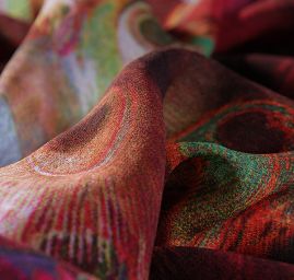 Žoržet digitální tisk páv fialový