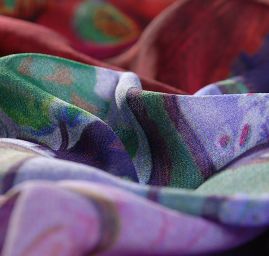 Žoržet digitální tisk páv fialový