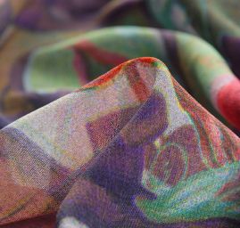 Žoržet digitální tisk páv fialový