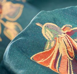 Žakárová látka s kvetinovým motívom