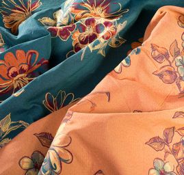 Žakárová látka s kvetinovým motívom