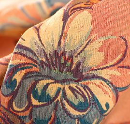 Žakárová látka s kvetinovým motívom