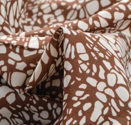 Viskozová šatová látka tisk abstrakt hnědokrémová