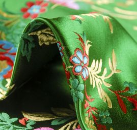 Brokát s folklórním motivem květů zelený