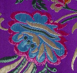 Brokát folklórní květinový  motiv velký fialový II.jakost