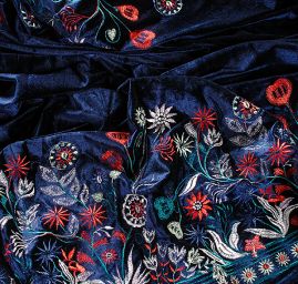 Samet pružný vyšívaný vzor květin tm.modrý