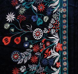 Samet pružný vyšívaný vzor květin tm.modrý