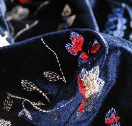 Samet pružný výšivka bordurová tm.modrý