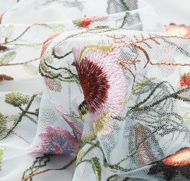 Krajka výšivka louka motýlci sv.modrý tyl