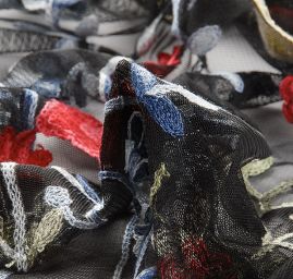 Krajka výšivka drobné květy motýlci černý tyl