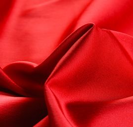 Satén pružný jemný tmavší červené barvy