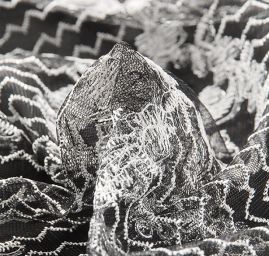 Krajka výšivka na tylu stříbrná květinový ornament