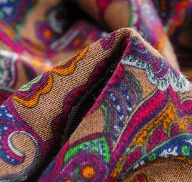 Úplet teplejší s vlasem tisk paisley hnědý