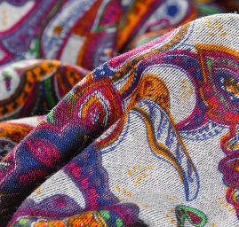 Úplet teplejší s vlasem tisk paisley šedý