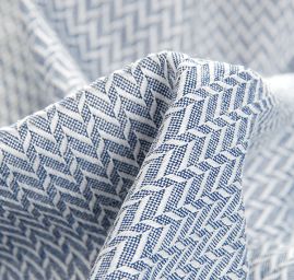 Žakárová látka vzor hranaté vlnky modrobílá