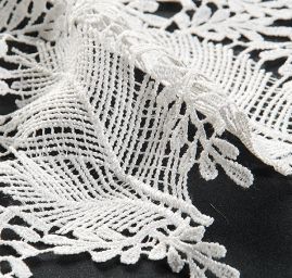 Krajka hrubá plastický vzor lístky slonová kost