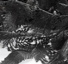 Krajka hrubá plastický vzor lístky černá