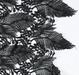 Krajka hrubá plastický vzor lístky černá