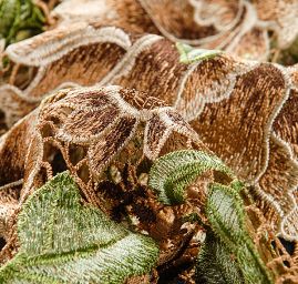 Krajka hrubá plastický vzor barevné kěty hnědé