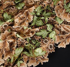 Krajka hrubá plastický vzor barevné kěty hnědé