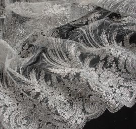 Krajka efektní lurexová výšivka šedostříbrná