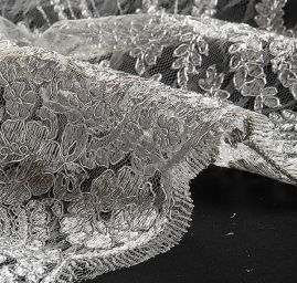 Krajka efektní lurexová výšivka šedostříbrná