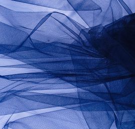 Tyl šatový tmavě modré barvy