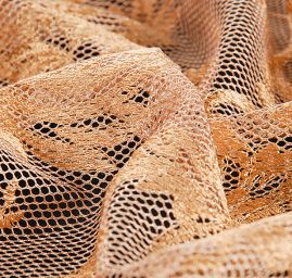 Krajka síť vzor květin a ornamentu zlatá