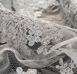 Krajka na vzorovém tylu květy šedá