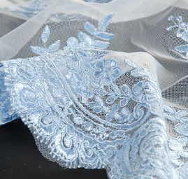 Krajka výšivka na tylu květinový motiv sv. modrá