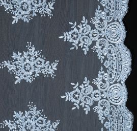 Krajka výšivka na tylu květinový motiv sv. modrá