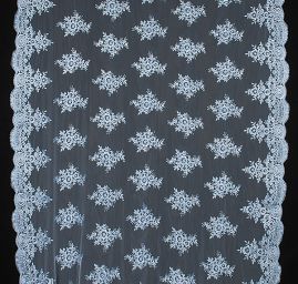 Krajka výšivka na tylu květinový motiv sv. modrá