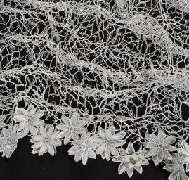 Krajka síť s flitry slonová kost/stříbro