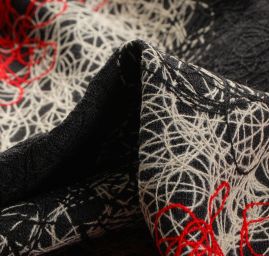 Exkluzivní látka s plastickým vzorem červenočerná