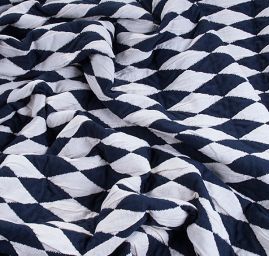 Efektní teplejší úplet s geometrickým motivem modrobílý