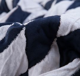 Efektní teplejší úplet s geometrickým motivem modrobílý