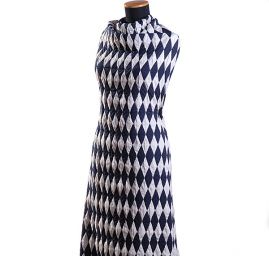 Efektní teplejší úplet s geometrickým motivem modrobílý