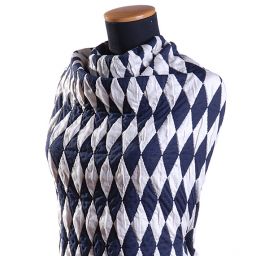 Efektní teplejší úplet s geometrickým motivem modrobílý