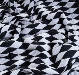 Efektní teplejší úplet s geometrickým vzorem černobílý
