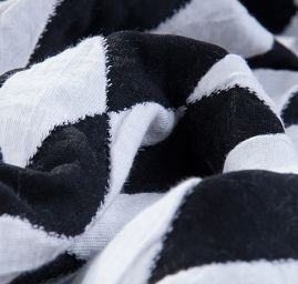 Efektní teplejší úplet s geometrickým vzorem černobílý