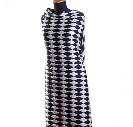 Efektní teplejší úplet s geometrickým vzorem černobílý