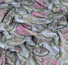 Jemný viskozový úplet kašmírový motiv zelenošedý