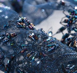 Krajka výšivka na tylu korálky/flitry/rokajl  tm.modrá