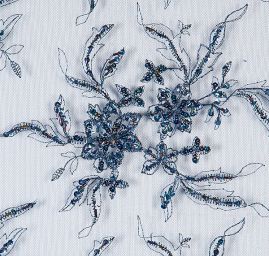 Krajka výšivka na tylu korálky/flitry/rokajl  tm.modrá