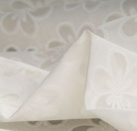 Etamín žakárový květinový vzor lomená bílá